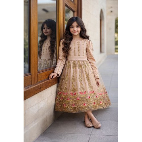 فستان بناتي مُطرّز فاخر بلون نود مع تطريز ذهبي ووردي أكمام طويلة 240449 فستان بناتي مُطرّز فاخر بلون نود مع تطريز ذهبي ووردي أكمام طويلة 240449