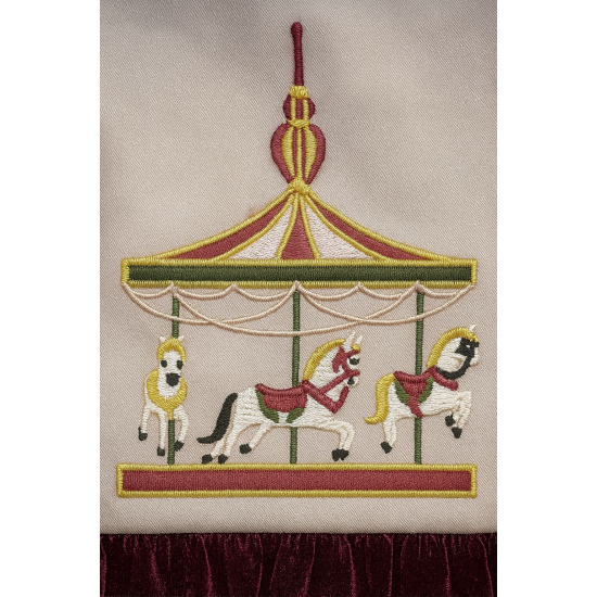 فستان مخمل خمري ناعم بطابع كلاسيكي ومطرز 240446 فستان مخمل خمري ناعم بطابع كلاسيكي ومطرز 240446