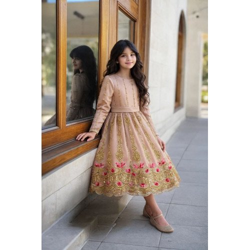 فستان بناتي مُطرّز فاخر بلون نود مع تطريز ذهبي ووردي أكمام طويلة 240449 فستان بناتي مُطرّز فاخر بلون نود مع تطريز ذهبي ووردي أكمام طويلة 240449