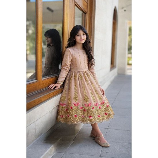 فستان بناتي مُطرّز فاخر بلون نود مع تطريز ذهبي ووردي أكمام طويلة 240449 فستان بناتي مُطرّز فاخر بلون نود مع تطريز ذهبي ووردي أكمام طويلة 240449