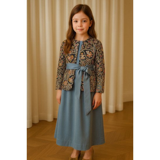 فستان سماوي رمادي مع جاكيت حرير مطرّز فاخر للبنات المحجبات 240453 فستان سماوي رمادي مع جاكيت حرير مطرّز فاخر للبنات المحجبات 240453