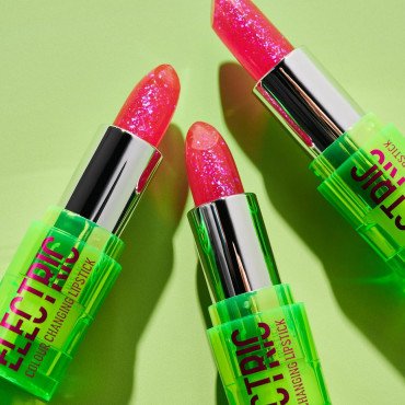 أحمر شفاه “الكتريك جلو” من ايسنس