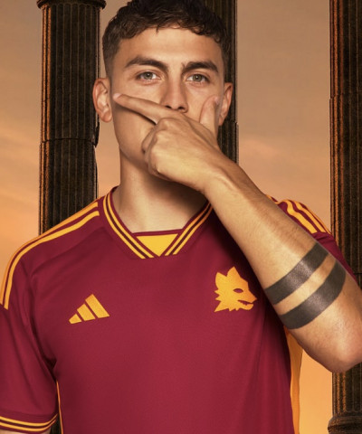 طقم روما الاساسي 23/24