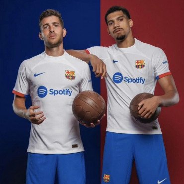 طقم برشلونة الثاني 23/24 