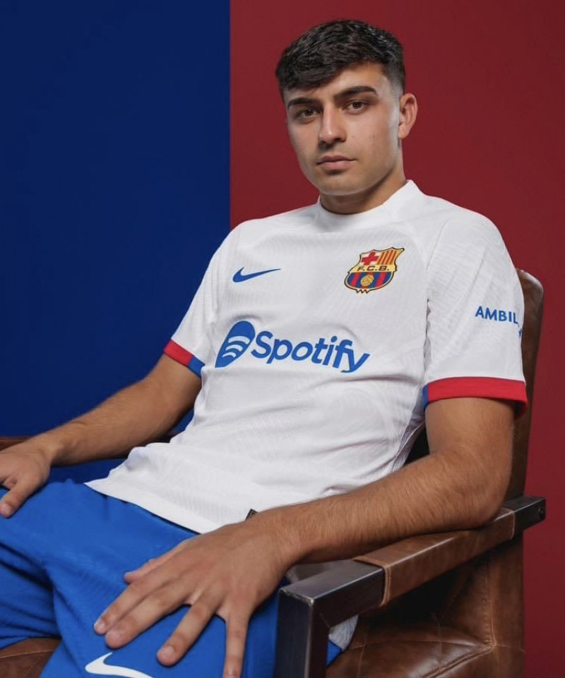 طقم برشلونة الثاني 23/24 