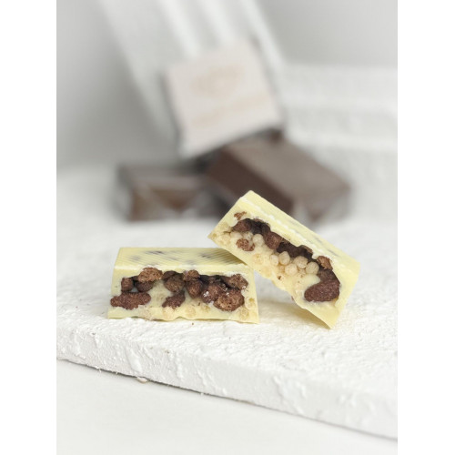 شوكليت ابيض بلجيكي بالمذاق الفريد ممزوج بحشوة الرايس كرسبي