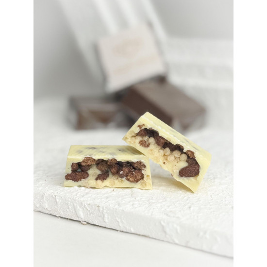 شوكليت ابيض بلجيكي بالمذاق الفريد ممزوج بحشوة الرايس كرسبي شوكليت ابيض بلجيكي بالمذاق الفريد ممزوج بحشوة الرايس كرسبي