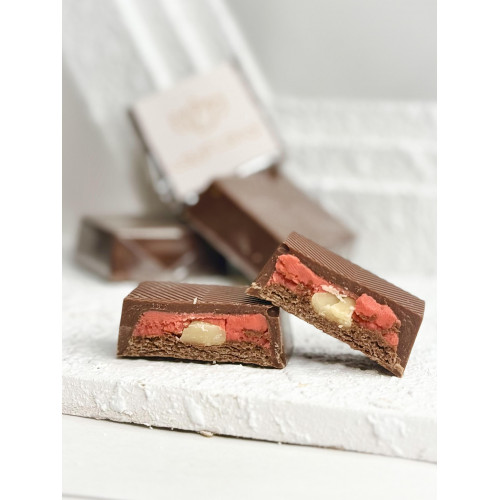 شوكلت فراوله بلجيكي بالمذاق الفريد ممزوج بحشوة الفراولة شوكلت فراوله بلجيكي بالمذاق الفريد ممزوج بحشوة الفراولة