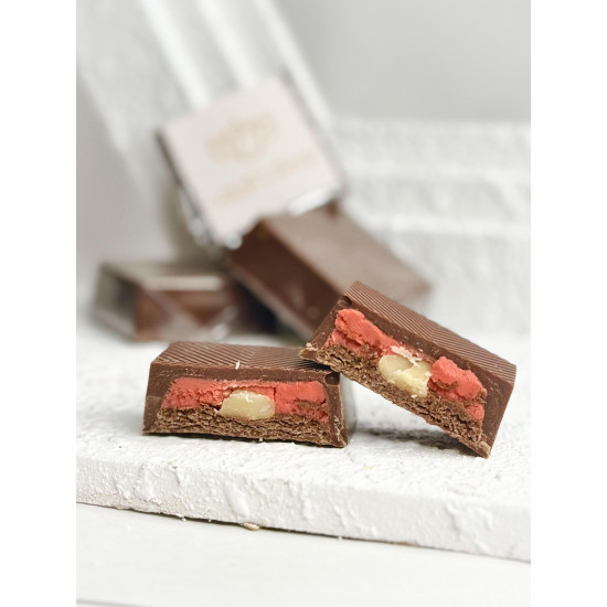 شوكلت فراوله بلجيكي بالمذاق الفريد ممزوج بحشوة الفراولة شوكلت فراوله بلجيكي بالمذاق الفريد ممزوج بحشوة الفراولة