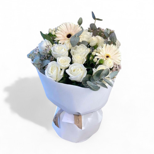 باقة كلاسيك بتغليف ابيض باقة كلاسيك بتغليف ابيض