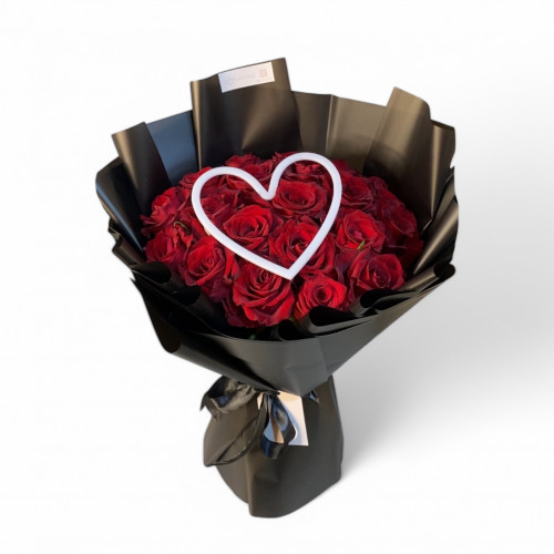 باقة روز احمر مع قلب ابيض باقة روز احمر مع قلب ابيض