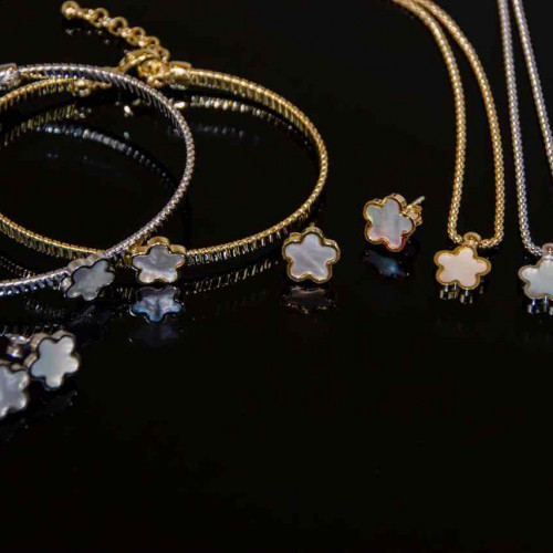 طقم أطفال فضة إيطالي عيار 925 كود (٠٠٧٠٠٩٠)