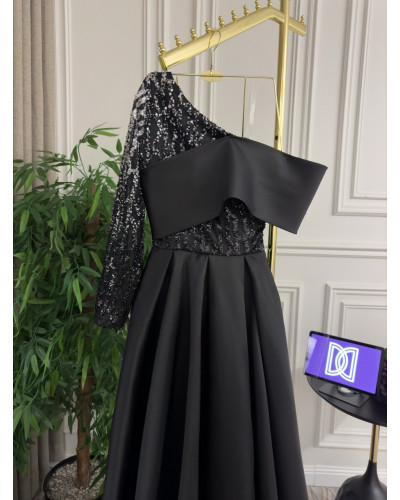 فستان سهرة باللون الأسود