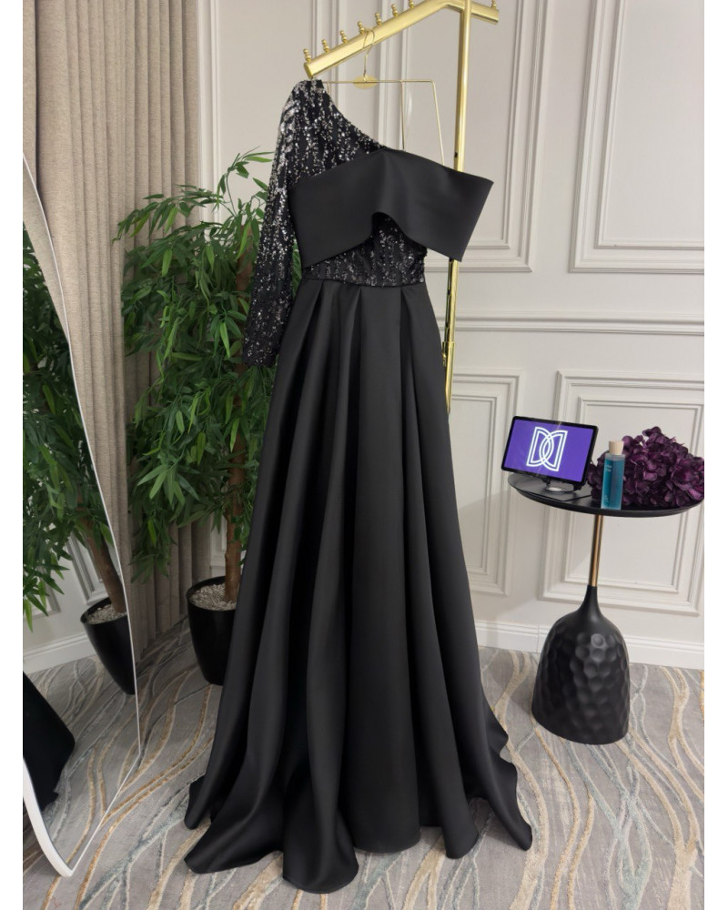 فستان سهرة باللون الأسود فستان سهرة باللون الأسود