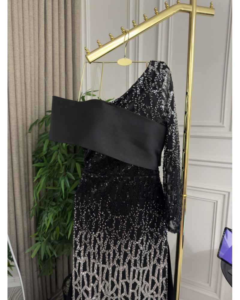 فستان سهرة باللون الأسود فستان سهرة باللون الأسود