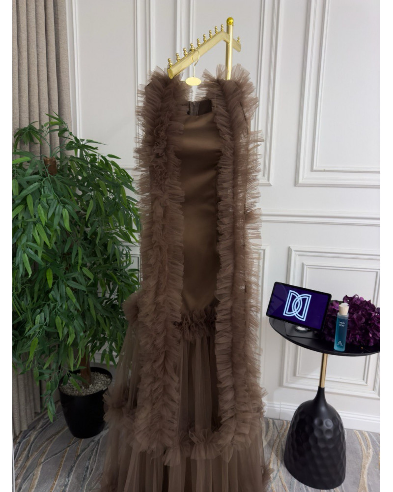 فستان سهرة باللون البني