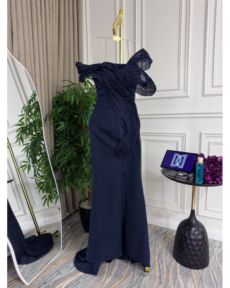 فستان سهرة باللون الكحلي