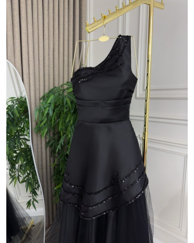 فستان سهرة ميكادو مطرز باللون الأسود فستان سهرة ميكادو مطرز باللون الأسود