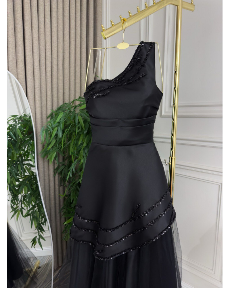 فستان سهرة ميكادو مطرز باللون الأسود