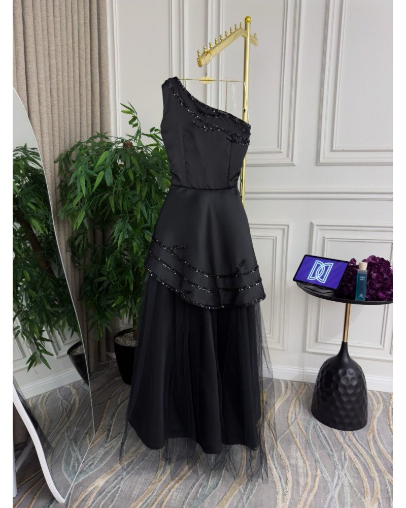 فستان سهرة ميكادو مطرز باللون الأسود