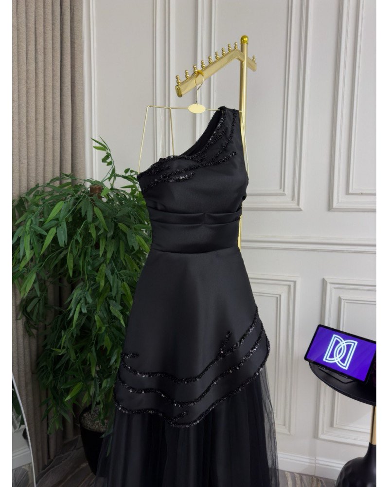 فستان سهرة ميكادو مطرز باللون الأسود