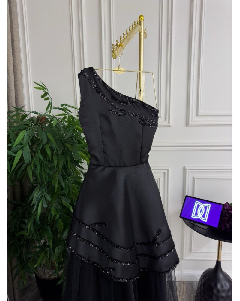 فستان سهرة ميكادو مطرز باللون الأسود