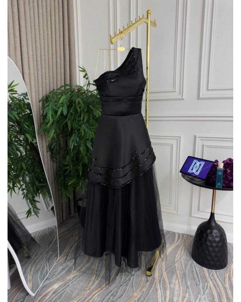 فستان سهرة ميكادو مطرز باللون الأسود