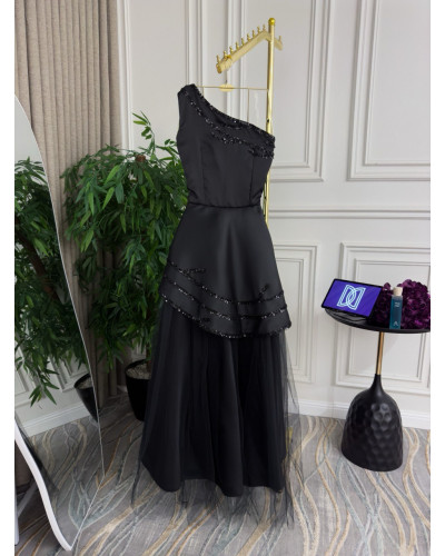 فستان سهرة ميكادو مطرز باللون الأسود فستان سهرة ميكادو مطرز باللون الأسود