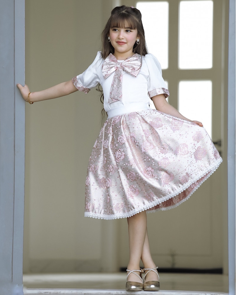 طقم تيور بناتي سبور بنقشات ورود وفيونكه على الصدر - 918 طقم تيور بناتي سبور بنقشات ورود وفيونكه على الصدر - 918