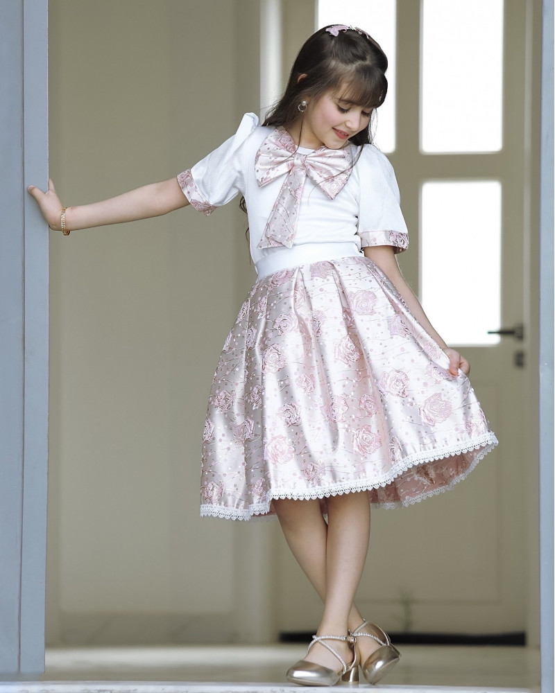 طقم تيور بناتي سبور بنقشات ورود وفيونكه على الصدر - 918 طقم تيور بناتي سبور بنقشات ورود وفيونكه على الصدر - 918