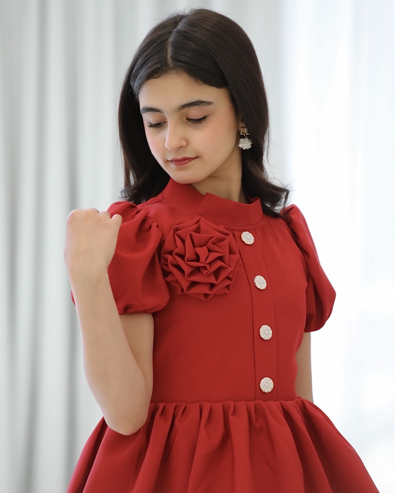 فستان بناتي أحمر بورده حمراء على الصدر - 913 فستان بناتي أحمر بورده حمراء على الصدر - 913