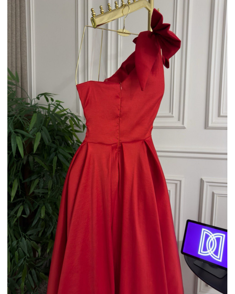 فستان ميكادو كلوش باللون الأحمر 