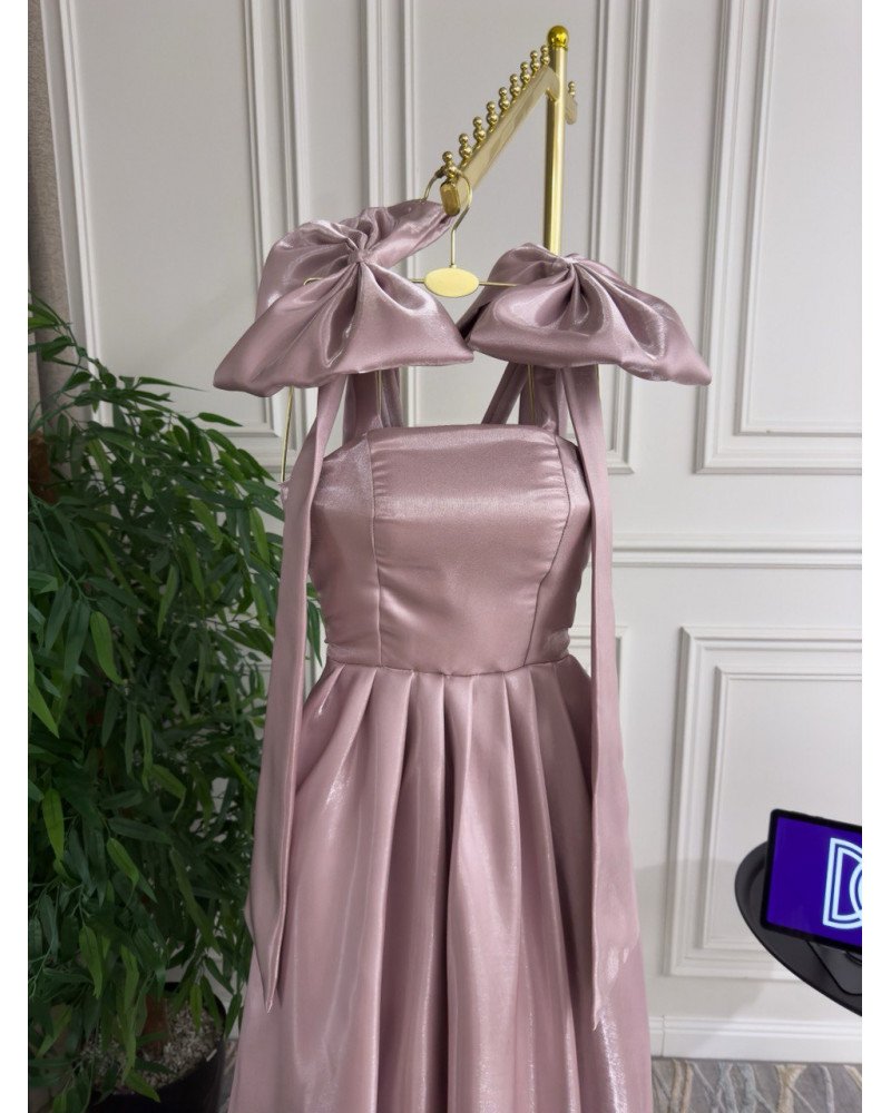 فستان باربي باللون الوردي