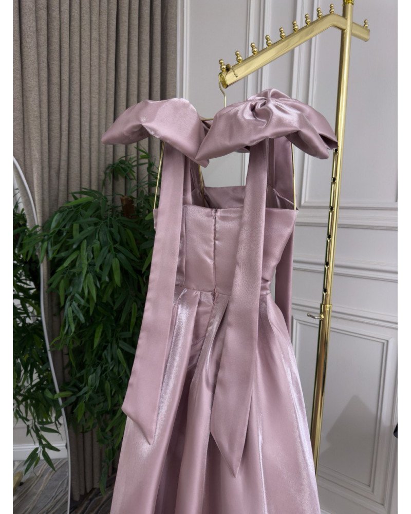 فستان باربي باللون الوردي