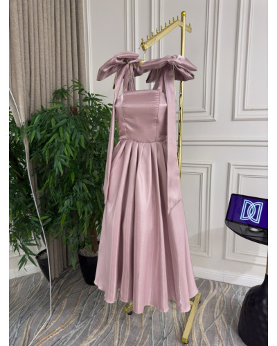 فستان باربي باللون الوردي فستان باربي باللون الوردي