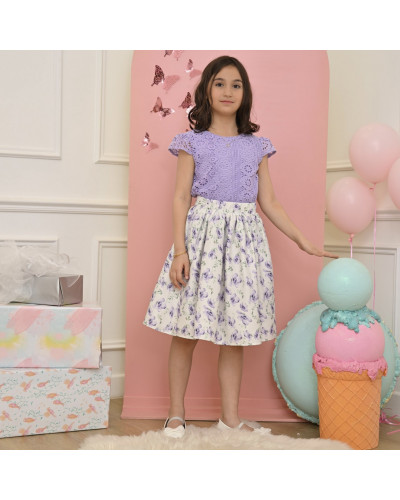 طقم تيور ساحر بنفسجي مع بلوزة جبير وتنورة برسمات مشجرة طقم تيور ساحر بنفسجي مع بلوزة جبير وتنورة برسمات مشجرة