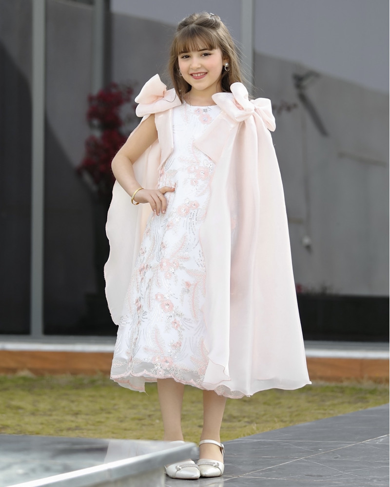 فستان بناتي سبور فراشة وفيونكه على الكتف - 906 - يوجد اختلاف بدرجة لون الجناح صورة توضيحية في اخر صورتين فستان بناتي سبور فراشة وفيونكه على الكتف - 906 - يوجد اختلاف بدرجة لون الجناح صورة توضيحية في اخر صورتين