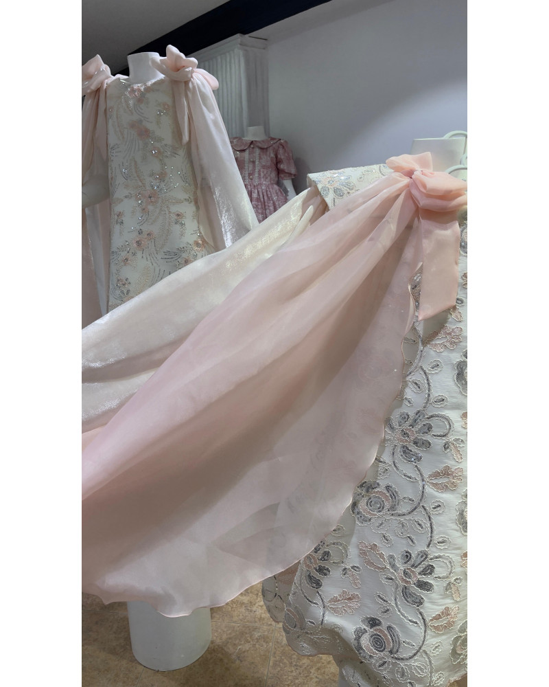 فستان بناتي سبور فراشة وفيونكه على الكتف - 906 - يوجد اختلاف بدرجة لون الجناح صورة توضيحية في اخر صورتين فستان بناتي سبور فراشة وفيونكه على الكتف - 906 - يوجد اختلاف بدرجة لون الجناح صورة توضيحية في اخر صورتين