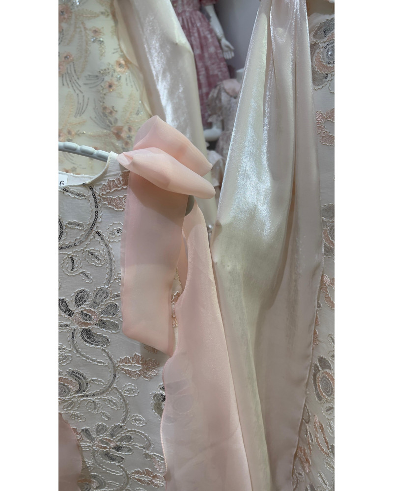 فستان بناتي سبور فراشة وفيونكه على الكتف - 906 - يوجد اختلاف بدرجة لون الجناح صورة توضيحية في اخر صورتين فستان بناتي سبور فراشة وفيونكه على الكتف - 906 - يوجد اختلاف بدرجة لون الجناح صورة توضيحية في اخر صورتين