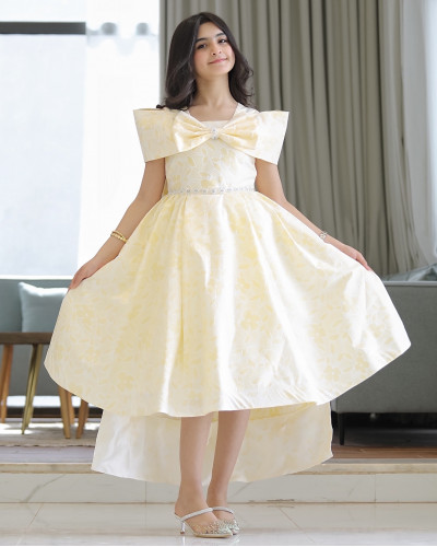 فستان بناتي الاصفر بذيل وفيونكه من الامام والخلف - 920