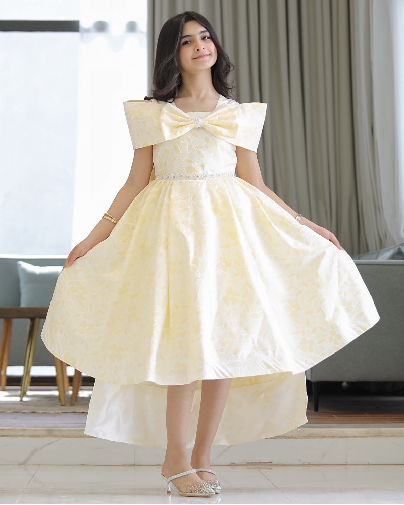 فستان بناتي الاصفر بذيل وفيونكه من الامام والخلف - 920 فستان بناتي الاصفر بذيل وفيونكه من الامام والخلف - 920