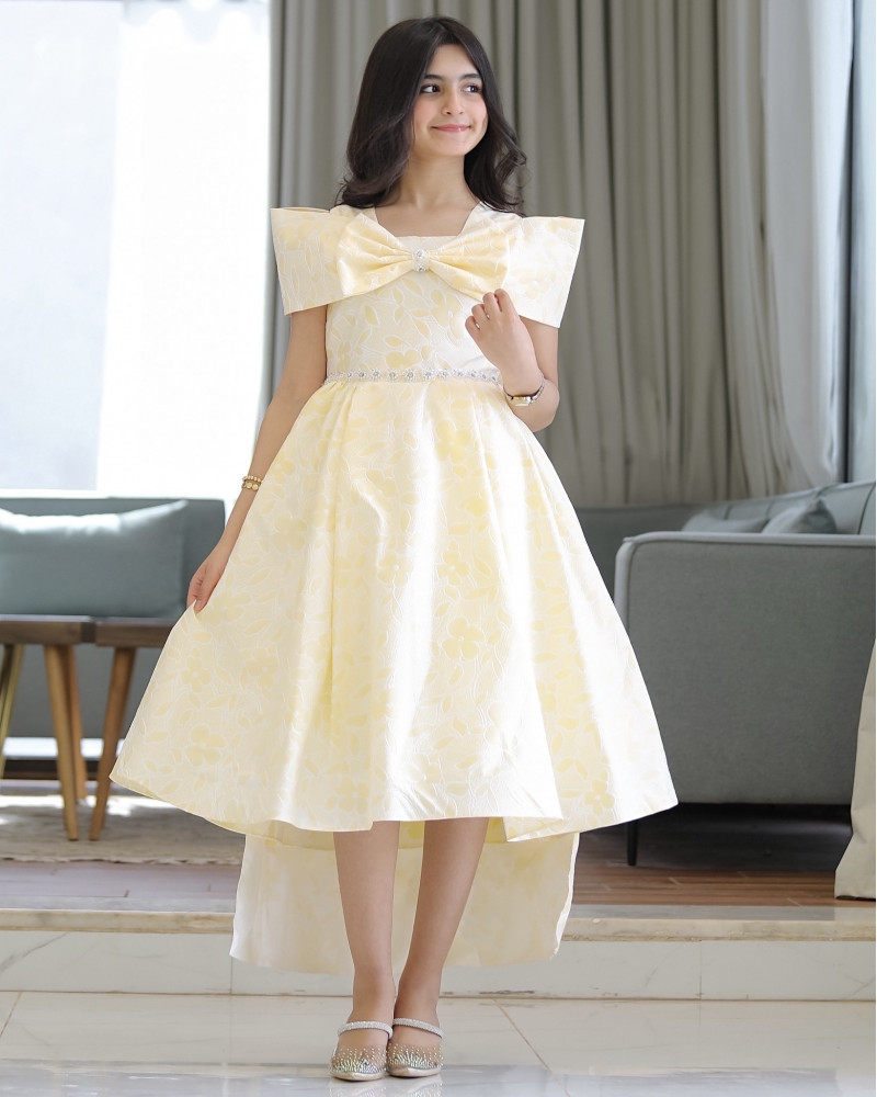 فستان بناتي الاصفر بذيل وفيونكه من الامام والخلف - 920 فستان بناتي الاصفر بذيل وفيونكه من الامام والخلف - 920