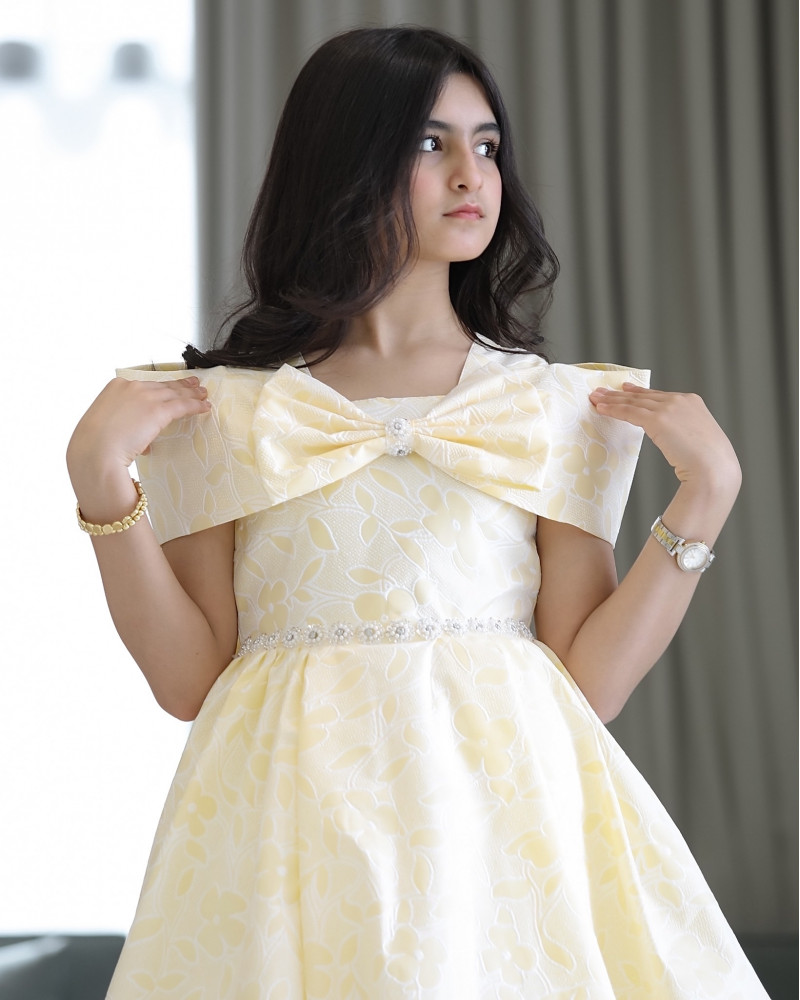 فستان بناتي الاصفر بذيل وفيونكه من الامام والخلف - 920 فستان بناتي الاصفر بذيل وفيونكه من الامام والخلف - 920