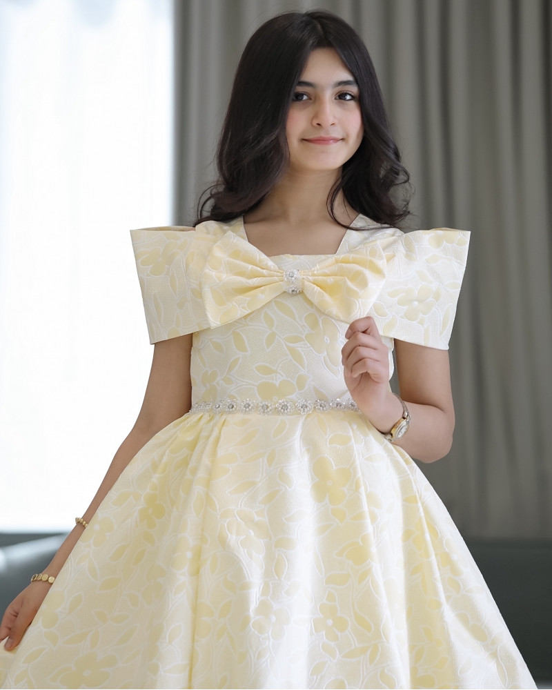 فستان بناتي الاصفر بذيل وفيونكه من الامام والخلف - 920 فستان بناتي الاصفر بذيل وفيونكه من الامام والخلف - 920