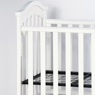 سرير أطفال بناموسية من الخشب والمعدن