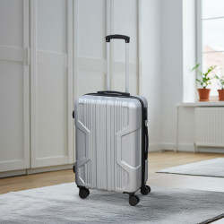 شنطة سفر وسط فضي