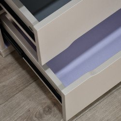 طاولة زينة بمرآة مضيئة وسطح زجاجي مع خزانة