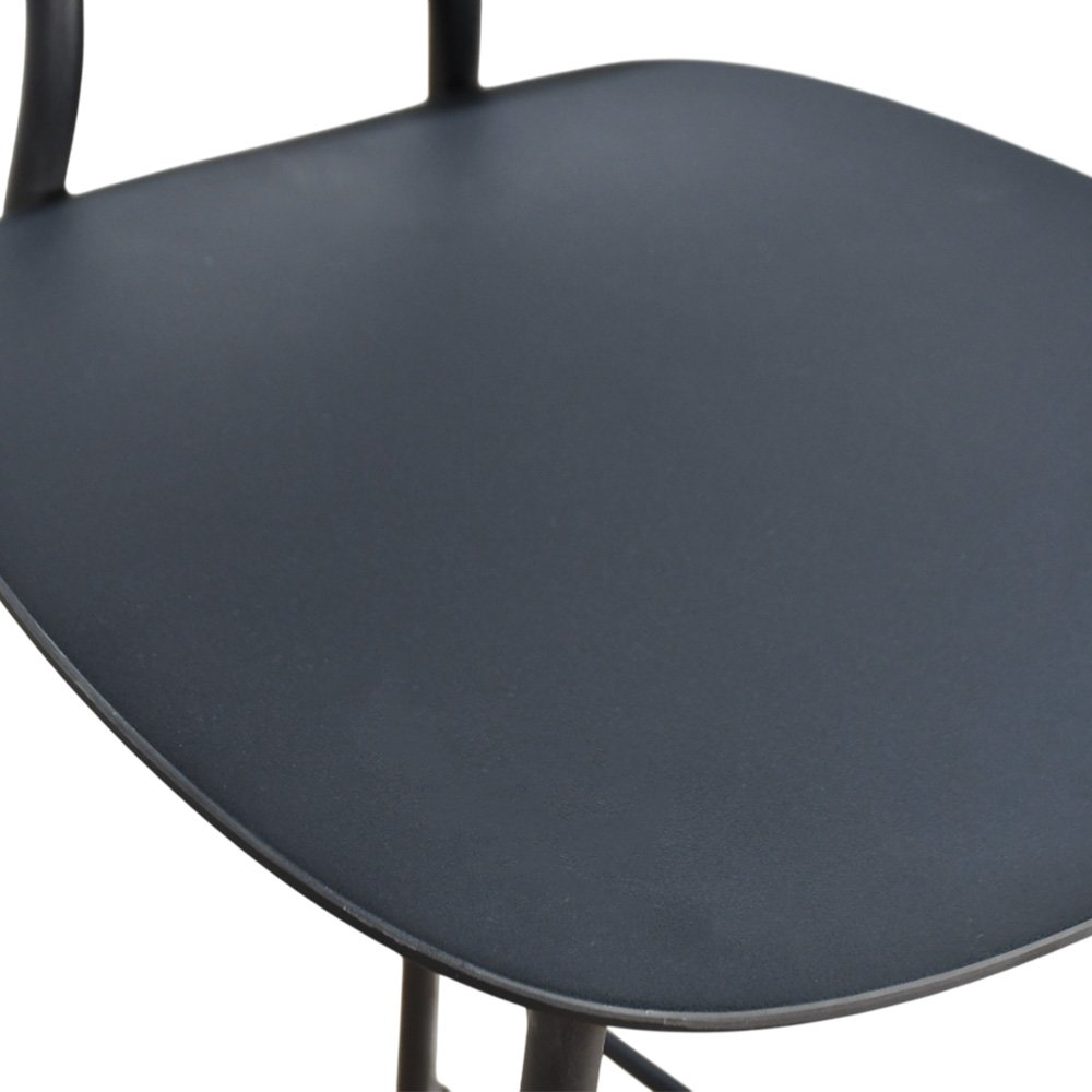 كرسي بار بلاسيتك بأرجل معدنية أسود