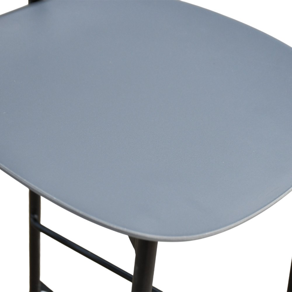 كرسي بار بلاسيتك بأرجل معدنية رمادي