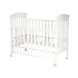 سرير أطفال خشبي بناموسية مع تخزين عملي أبيض